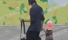 狗仔爆料出两个孩子视频,明星家庭甜蜜亲子时光